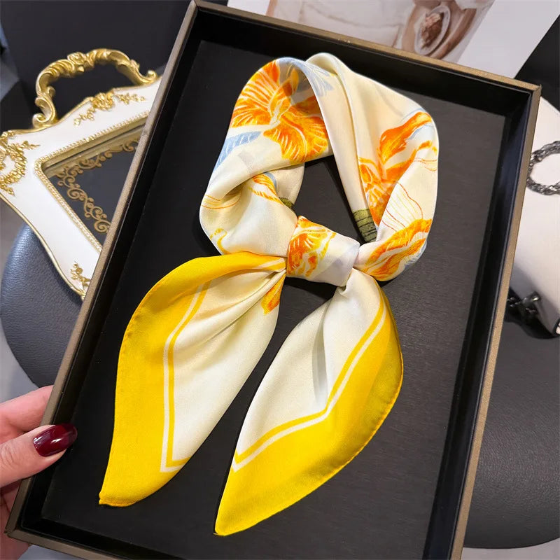 Pañuelo Amarillo con Flores Naranjas, presentado con luz suave y estilo cuidado con estilo natural y refinado