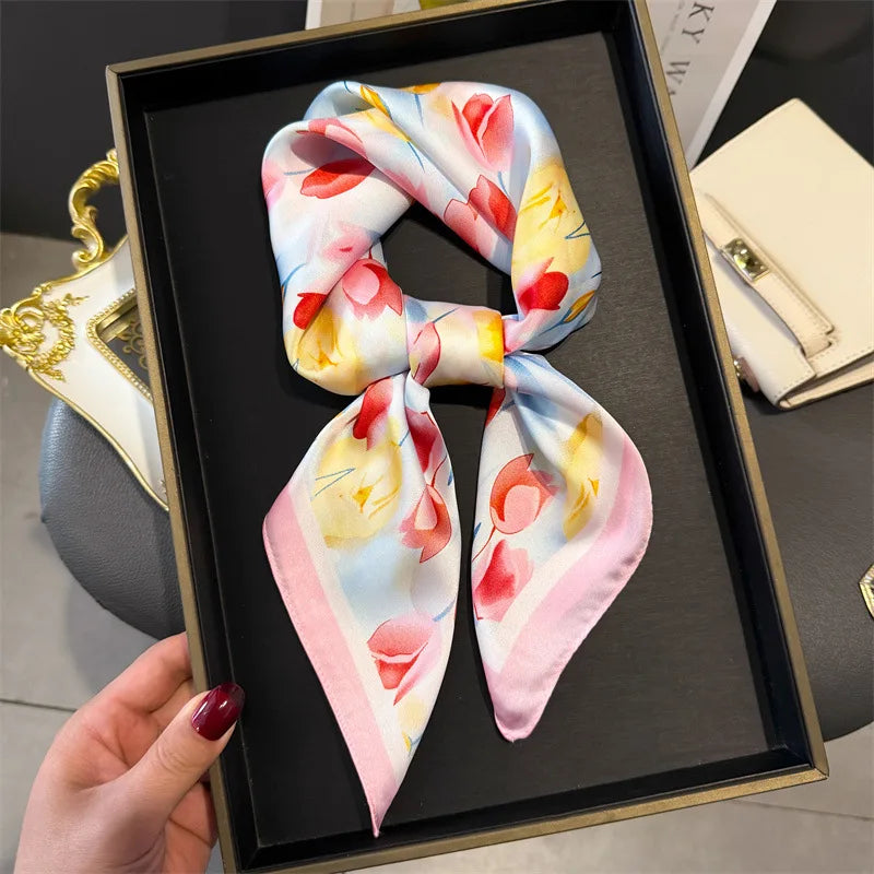 Pañuelo Azul Claro y Rosa con Flores Acuarela, presentado con luz suave y estilo cuidado