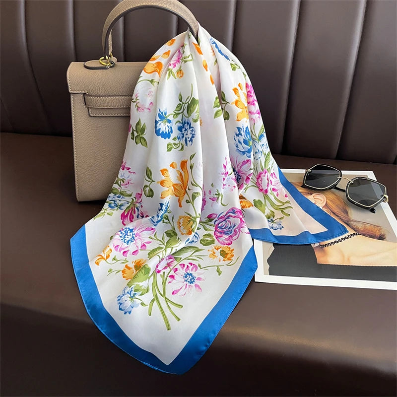 Pañuelo Azul con Flores de Jardín, presentado con luz suave y estilo cuidado con acabado cuidado