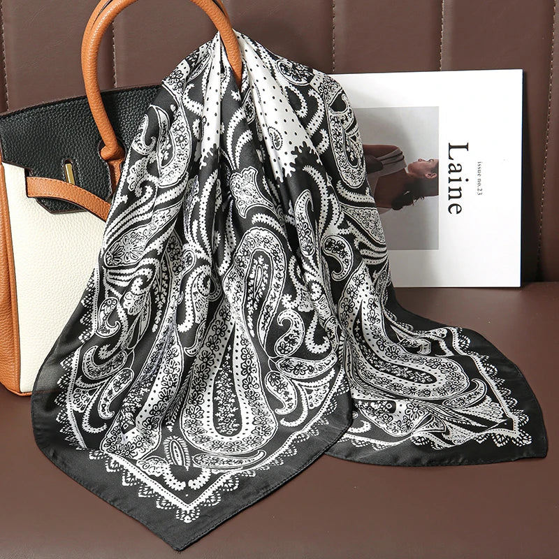 Pañuelo Bandana Paisley Negro y Blanco, llevado en la cabeza con estilo sofisticado y natural
