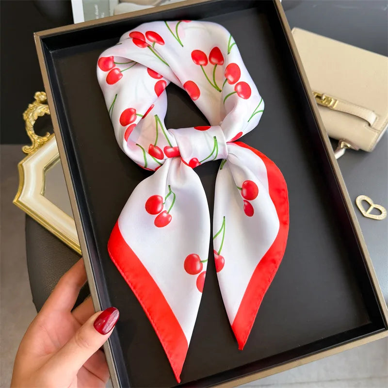 Pañuelo Blanco con Cerezas y Borde Rojo, presentado con luz suave y estilo cuidado