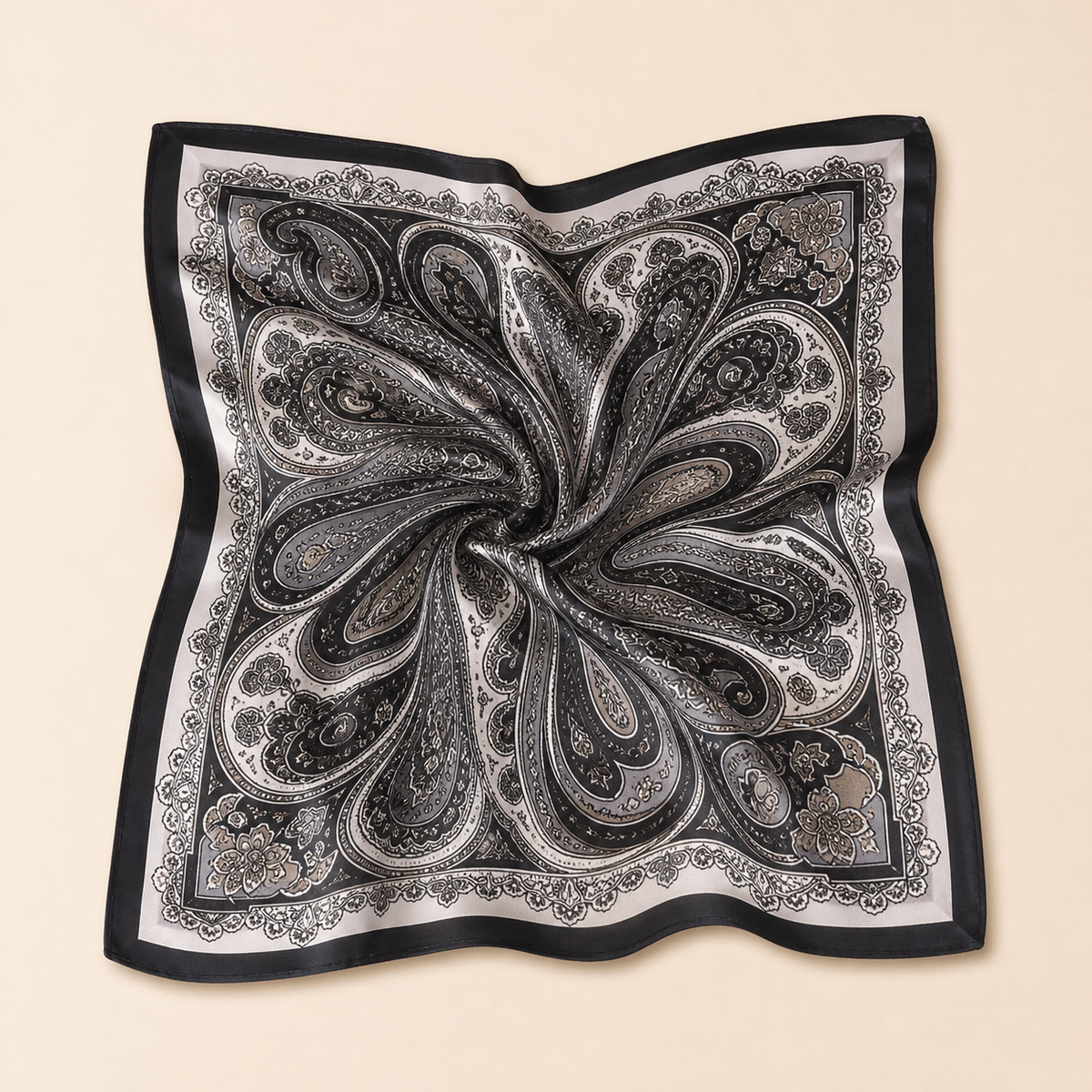 Pañuelo Blanco y Negro con Estampado Paisley, presentado con luz suave y estilo cuidado