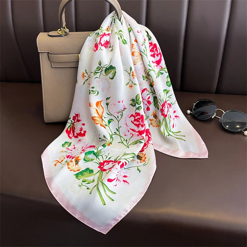 Pañuelo Blanco y Rosa con Flores, mostrado con composición cuidada y acabado sofisticado