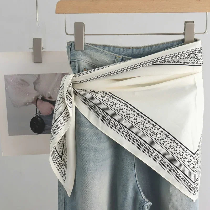Pañuelo Cintura Bandana Blanco, llevado en la cabeza con estilo sofisticado y natural con acabado cuidado