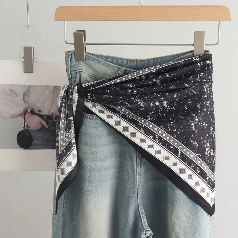 Pañuelo Cintura Bandana Negro, llevado en la cabeza con estilo sofisticado y natural con acabado cuidado