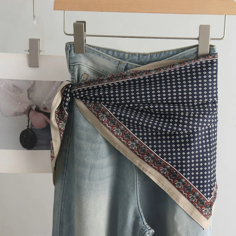 Pañuelo Cintura Bandana Negro, llevado en la cabeza con estilo sofisticado y natural con acabado cuidado