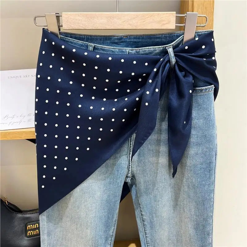Pañuelo Cintura con Puntos Azul, usado a la cintura como accesorio elegante y sofisticado