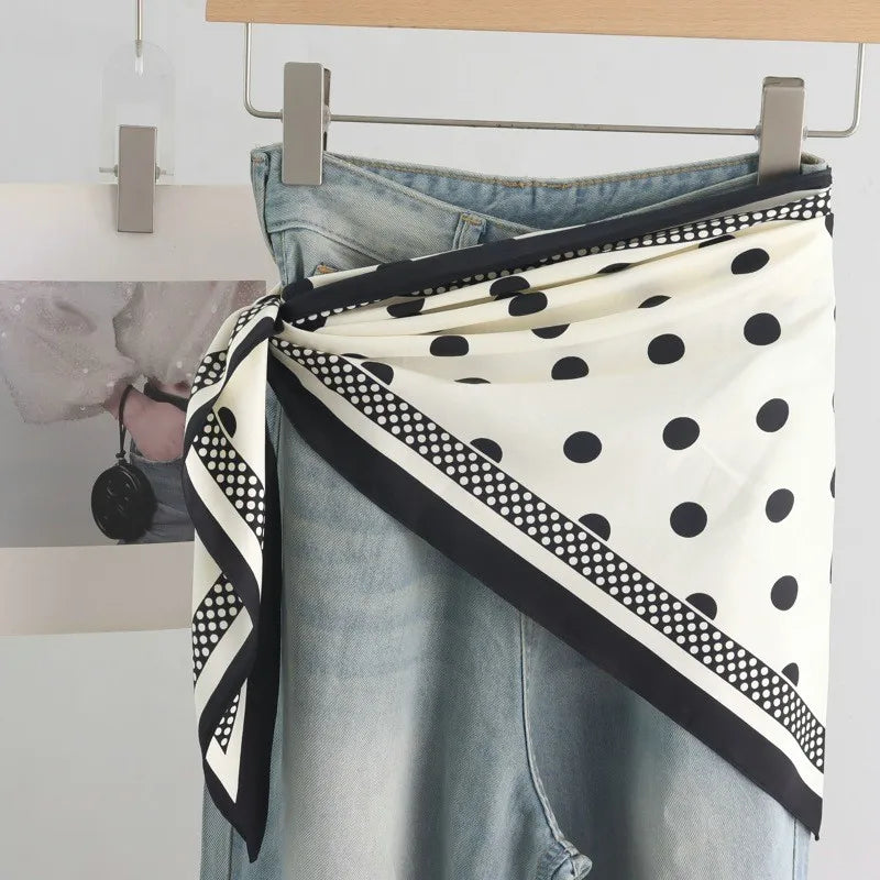 Pañuelo Cintura con Puntos Blanco, usado a la cintura como accesorio elegante y sofisticado