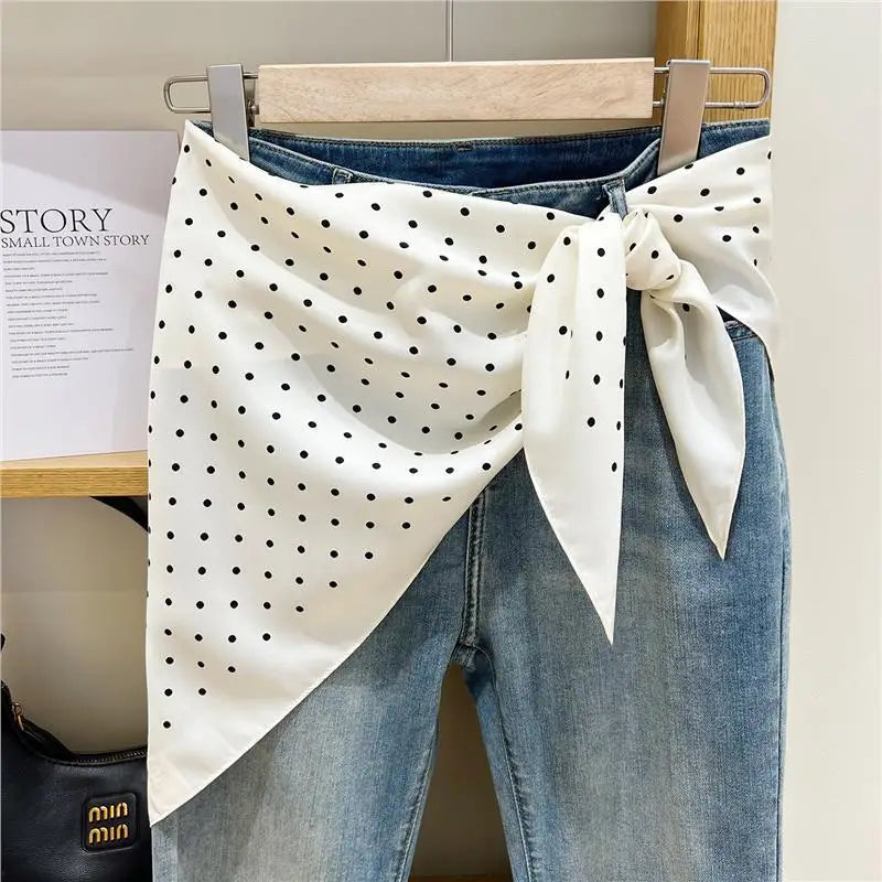 Pañuelo Cintura con Puntos Blanco, usado a la cintura como accesorio elegante y sofisticado