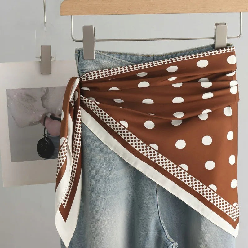 Pañuelo Cintura con Puntos Marrón, usado a la cintura como accesorio elegante y sofisticado