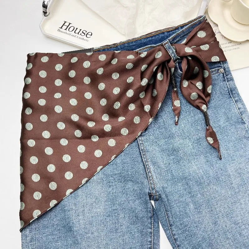 Pañuelo Cintura con Puntos Marrón, usado a la cintura como accesorio elegante y sofisticado