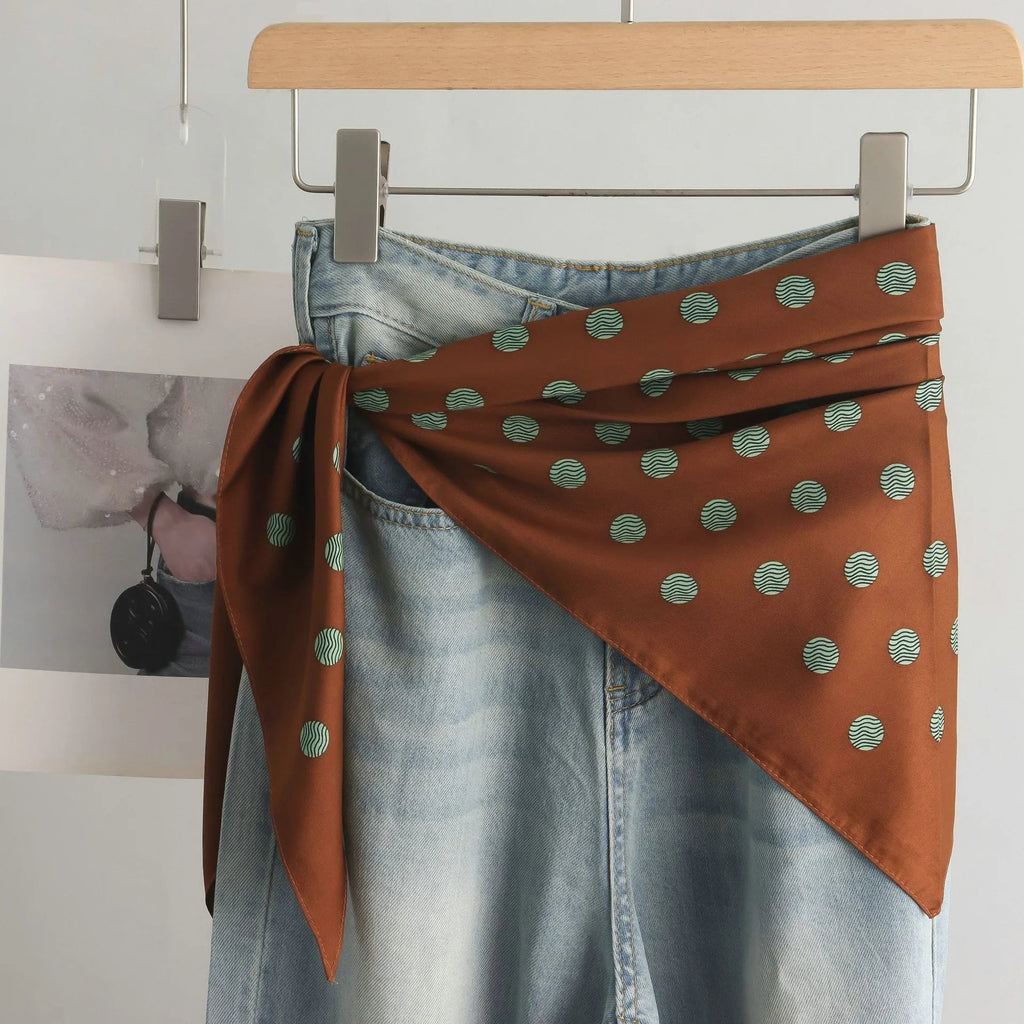 Pañuelo Cintura con Puntos Naranja, usado a la cintura como accesorio elegante y sofisticado
