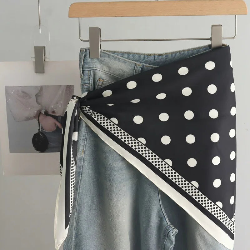 Pañuelo Cintura con Puntos Negro, usado a la cintura como accesorio elegante y sofisticado