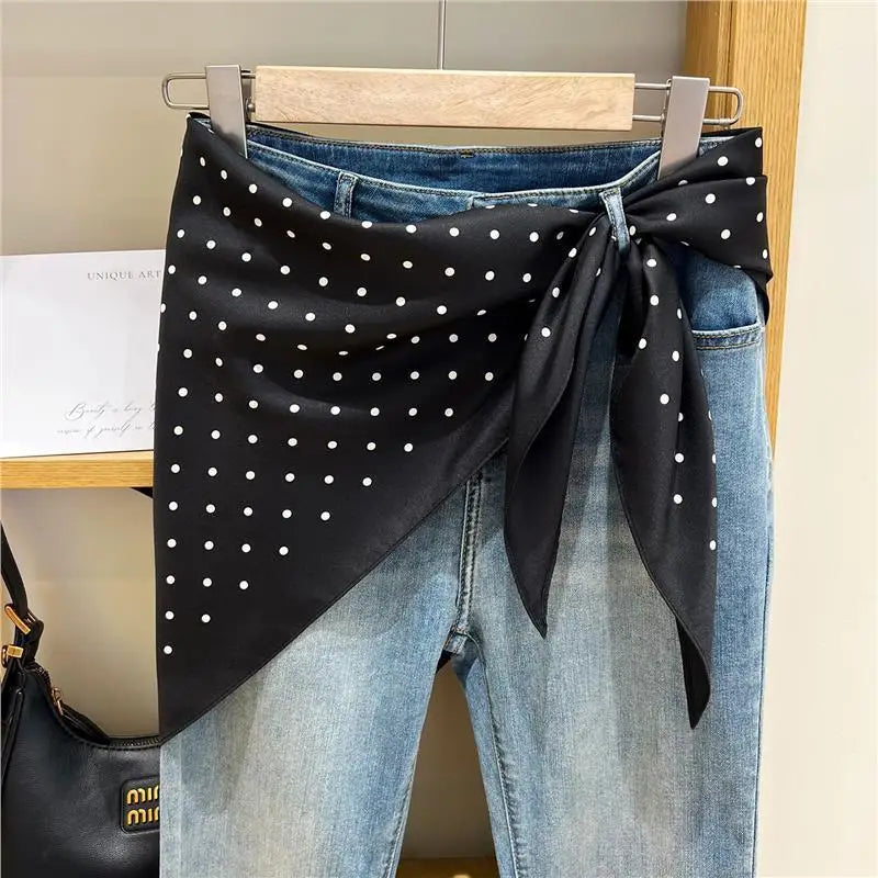 Pañuelo Cintura con Puntos Negro, usado a la cintura como accesorio elegante y sofisticado