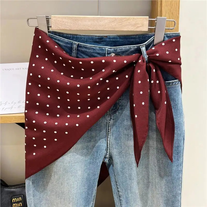 Pañuelo Cintura con Puntos Rojo, usado a la cintura como accesorio elegante y sofisticado