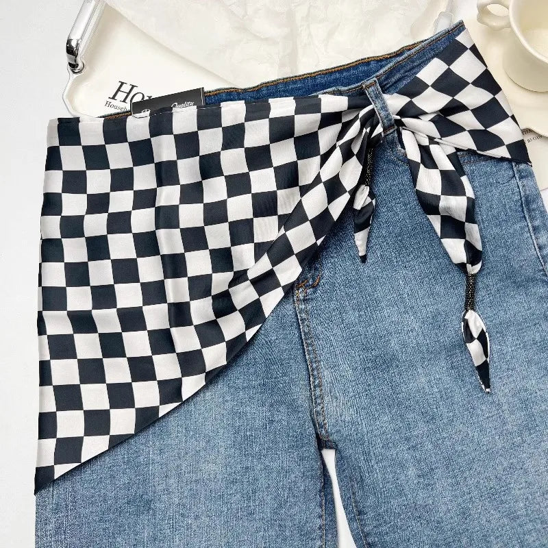 Pañuelo Cintura Cuadros Blanco, usado a la cintura como accesorio elegante y sofisticado