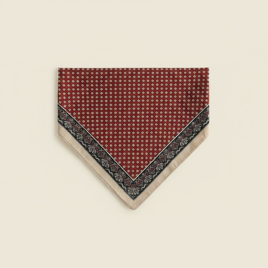 Pañuelo Cintura Cuadros Rojo, presentado con luz suave y estilo cuidado con acabado cuidado