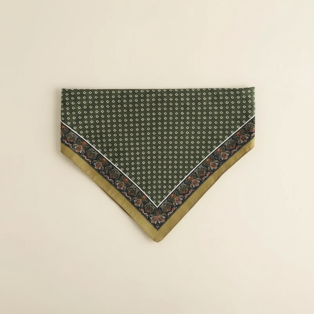 Pañuelo Cintura Cuadros Verde, presentado con luz suave y estilo cuidado con acabado cuidado