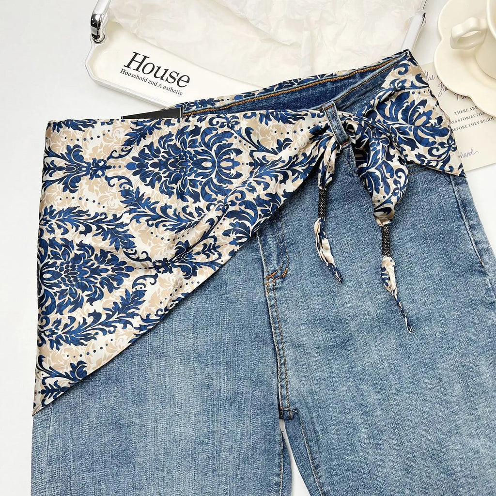 Pañuelo Cintura Floral Azul, usado a la cintura como accesorio elegante y sofisticado