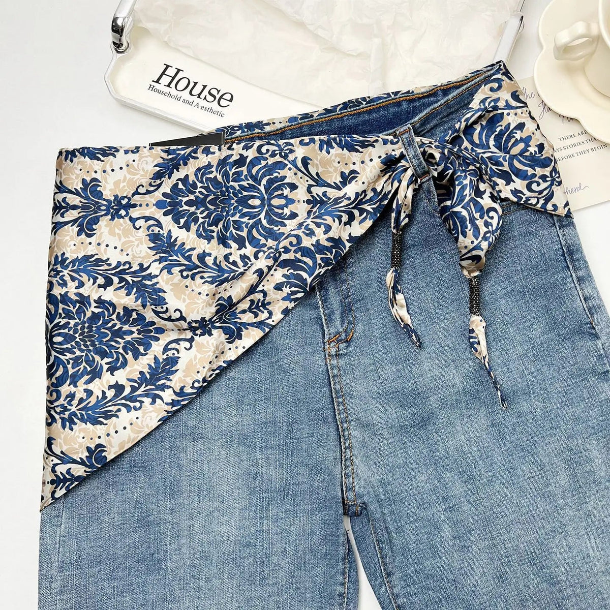 Pañuelo Cintura Floral Azul, usado a la cintura como accesorio elegante y sofisticado