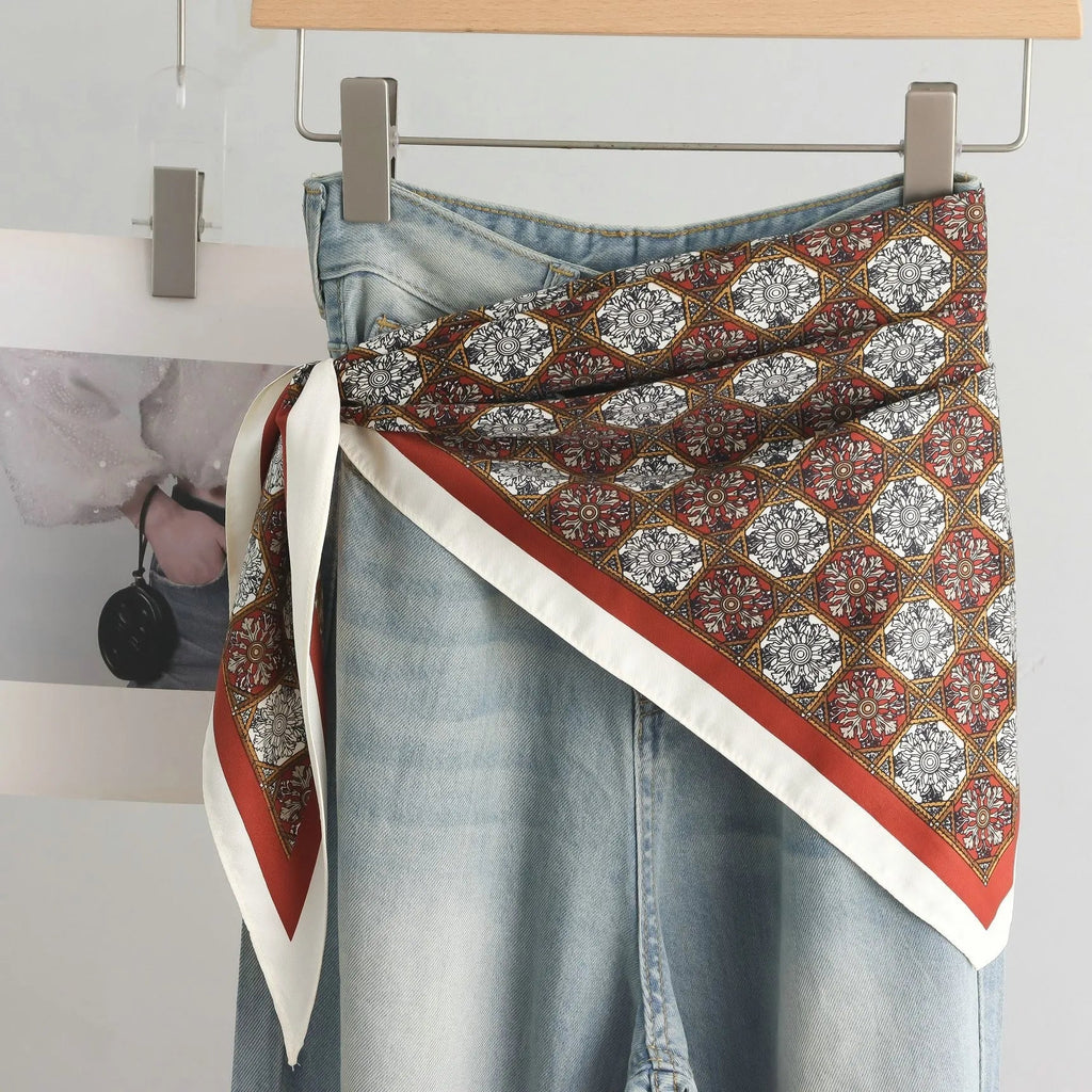 Pañuelo Cintura Floral Marrón, usado a la cintura como accesorio elegante y sofisticado