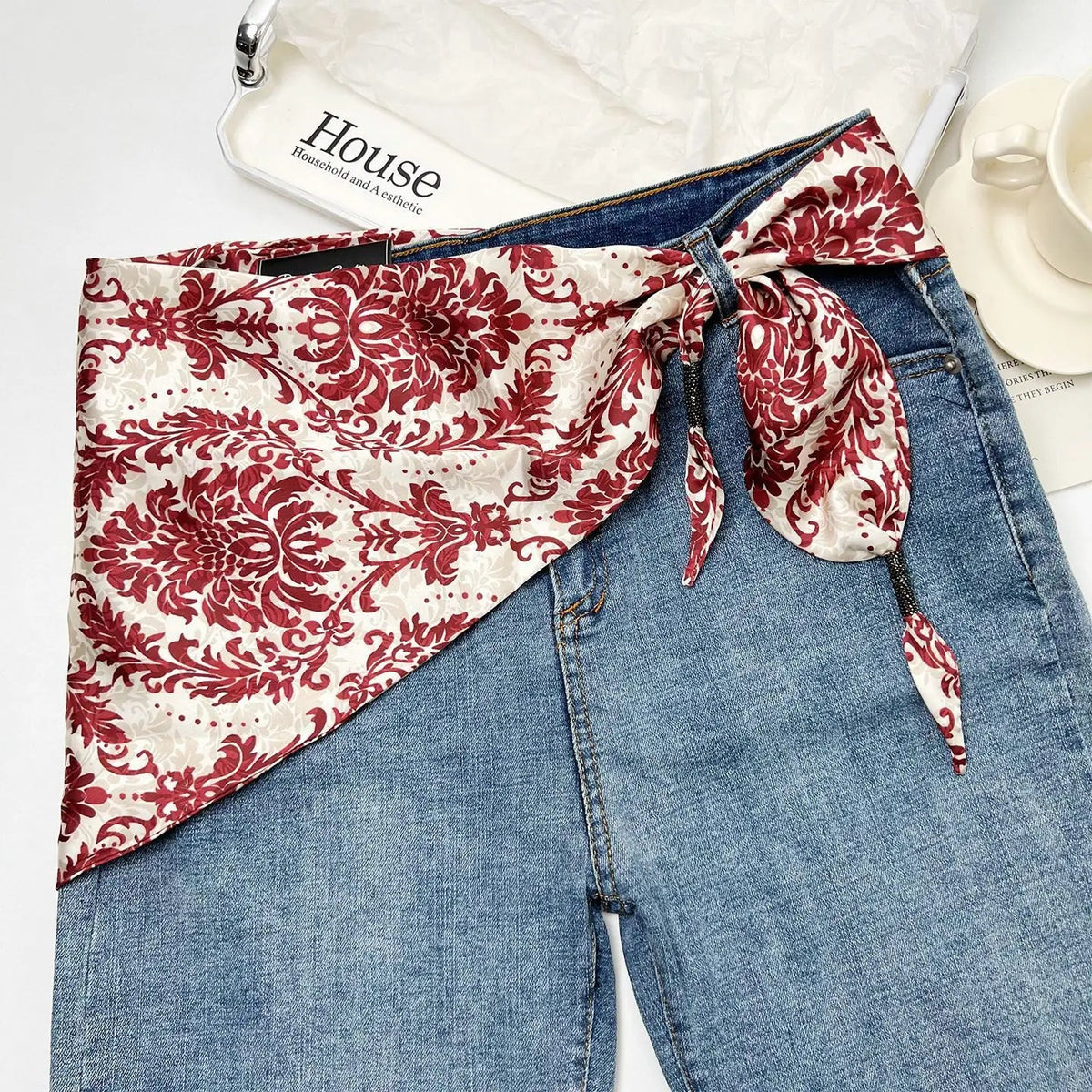 Pañuelo Cintura Floral Rojo, usado a la cintura como accesorio elegante y sofisticado