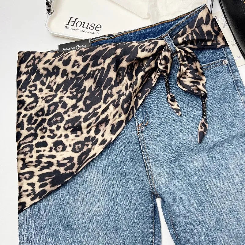 Pañuelo Cintura Leopardo Marrón, usado a la cintura como accesorio elegante y sofisticado