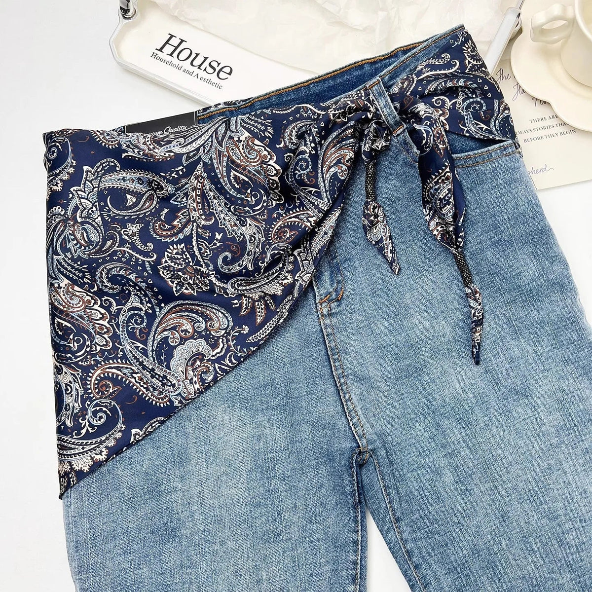 Pañuelo Cintura Paisley Azul, usado a la cintura como accesorio elegante y sofisticado