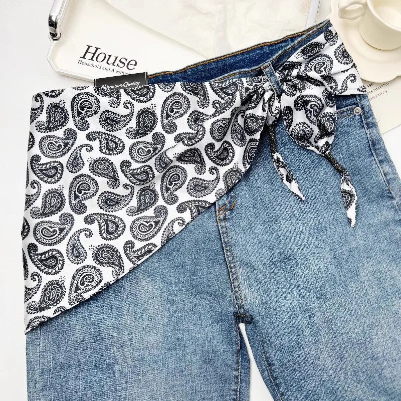 Pañuelo Cintura Paisley Blanco, usado a la cintura como accesorio elegante y sofisticado