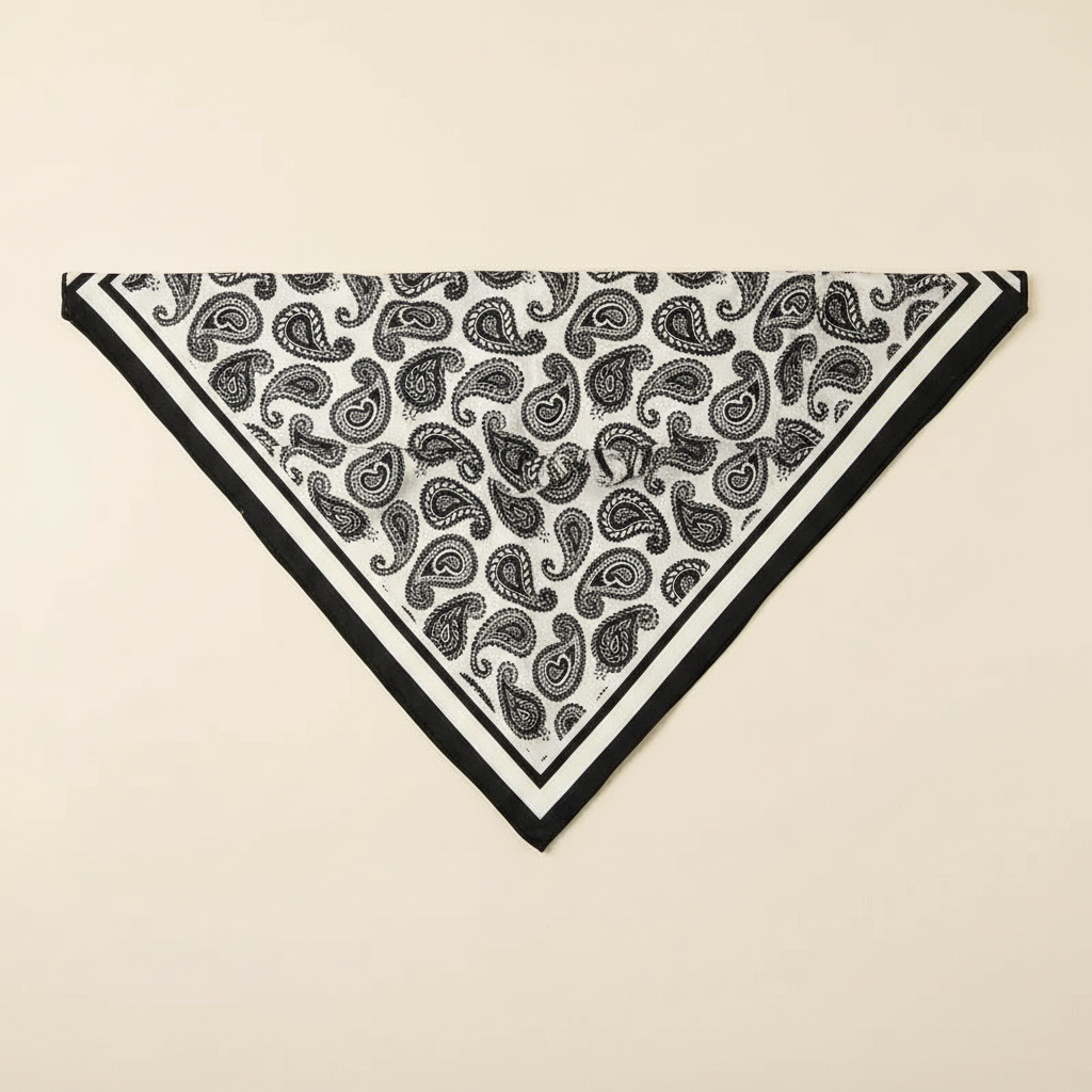 Pañuelo Cintura Paisley Blanco, presentado con luz suave y estilo cuidado con acabado cuidado