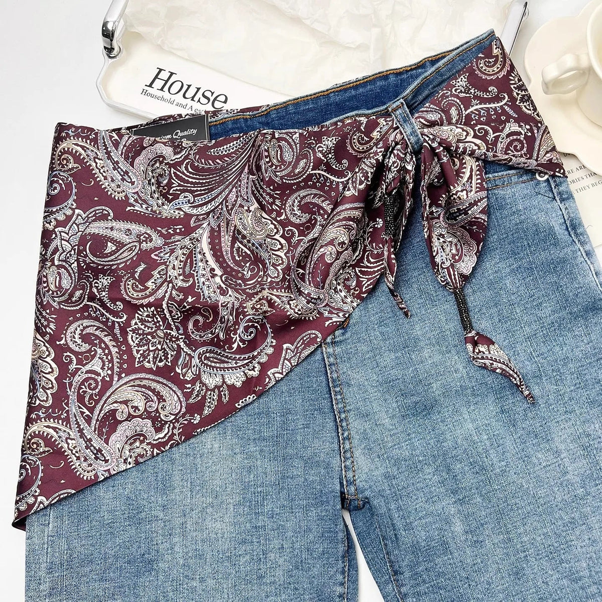 Pañuelo Cintura Paisley Rojo, usado a la cintura como accesorio elegante y sofisticado