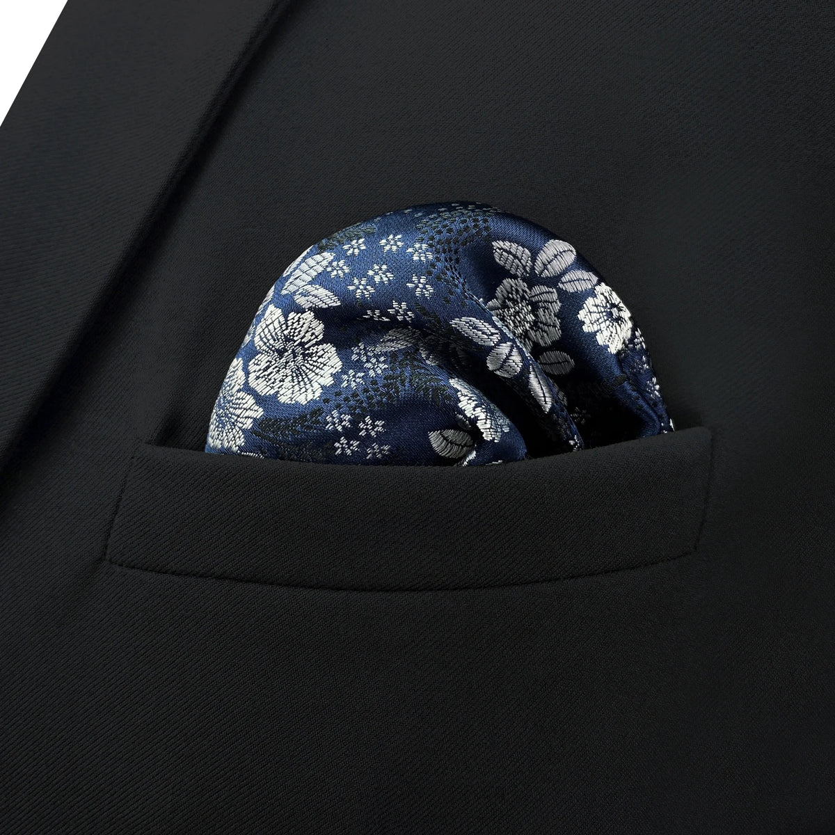 Pañuelo de Bolsillo Floral Azul, llevado en el bolsillo de una chaqueta elegante
