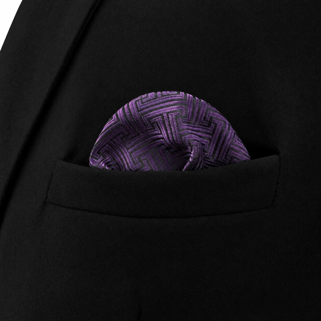 Pañuelo de Bolsillo Geométrico Morado, llevado en el bolsillo de una chaqueta elegante