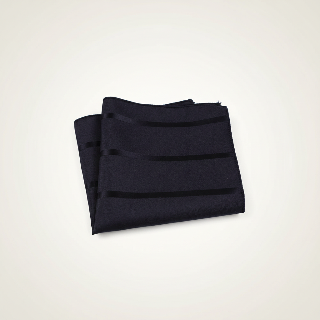 Pañuelo de Bolsillo Negro de Rayas, presentado con luz suave y estilo cuidado para un look femenino elegante