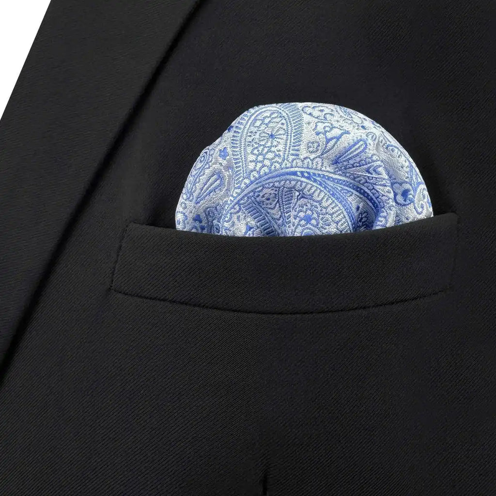 Pañuelo de Bolsillo Paisley Azul, llevado en el bolsillo de una chaqueta elegante