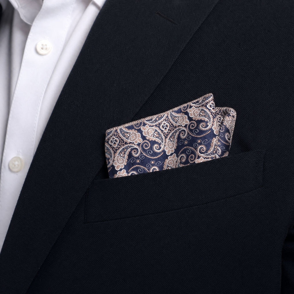 Pañuelo de Bolsillo Paisley Gris Azulado, llevado en el bolsillo de una chaqueta elegante