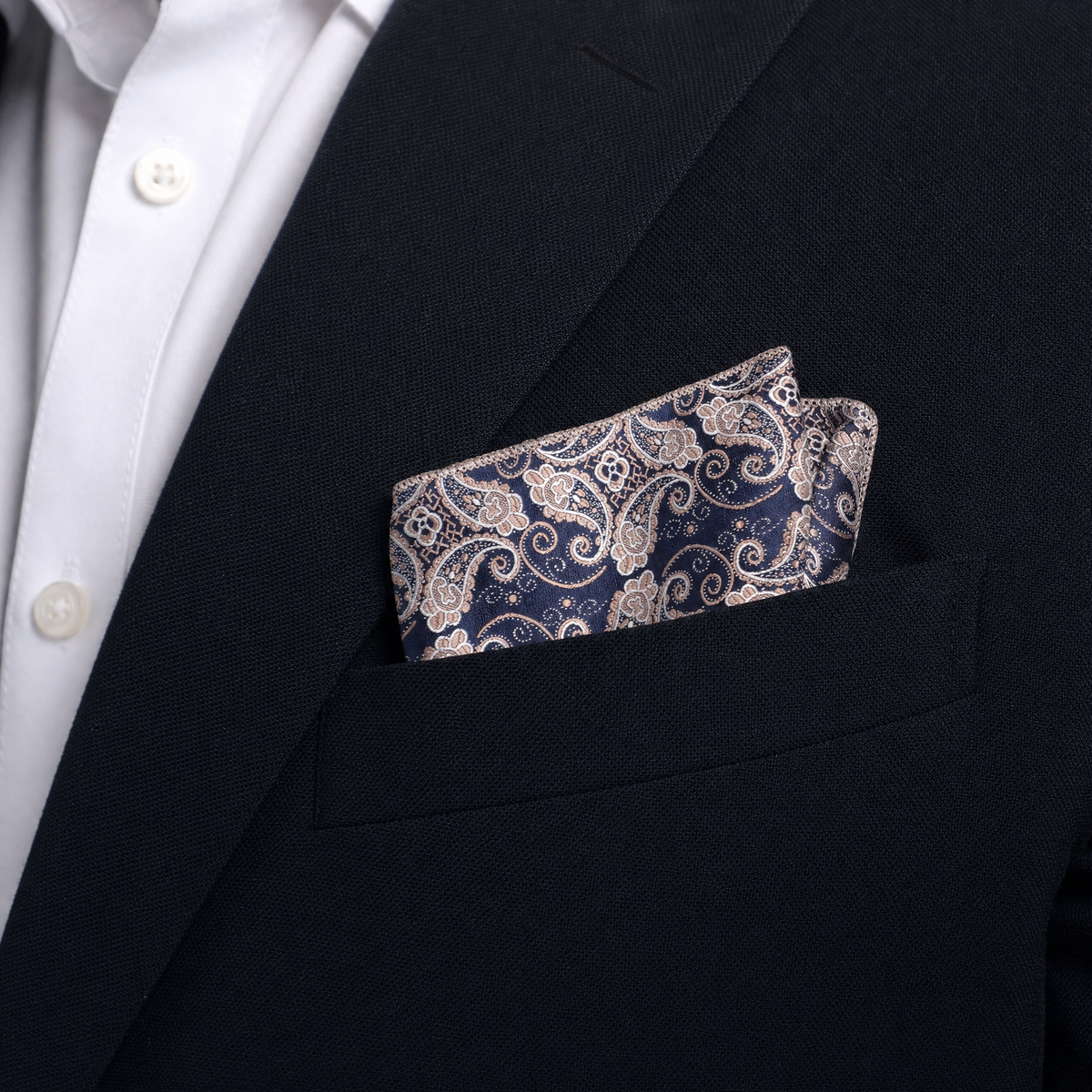 Pañuelo de Bolsillo Paisley Gris Azulado, llevado en el bolsillo de una chaqueta elegante