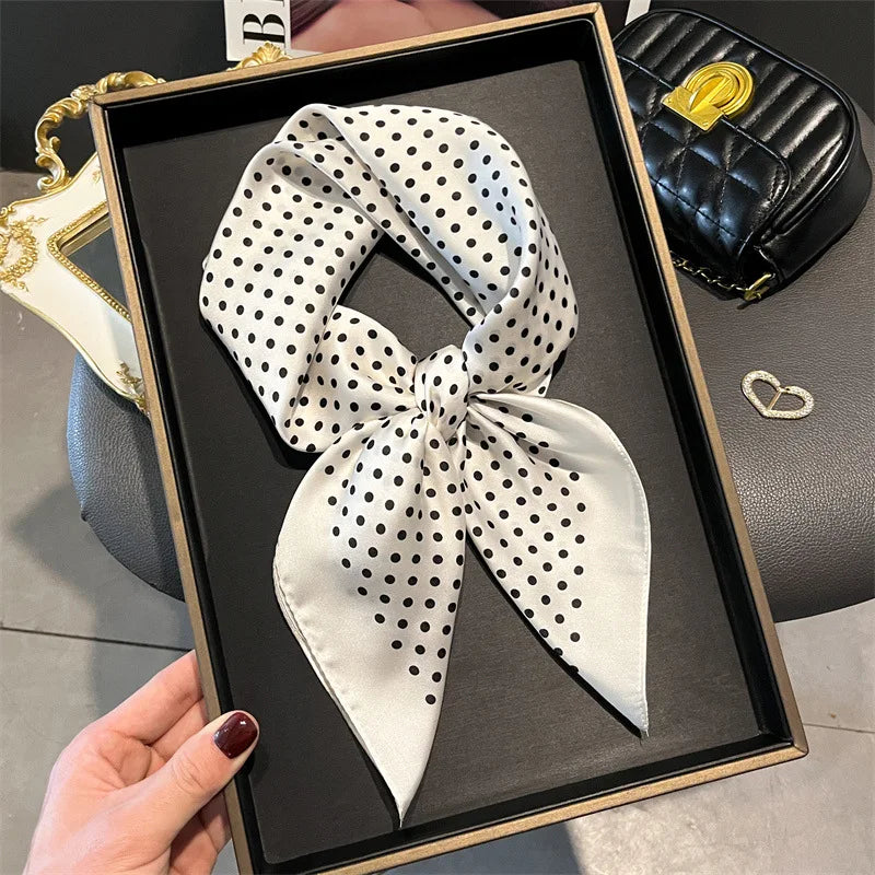 Pañuelo de Lunares Blanco y Negro, presentado con luz suave y estilo cuidado con acabado cuidado