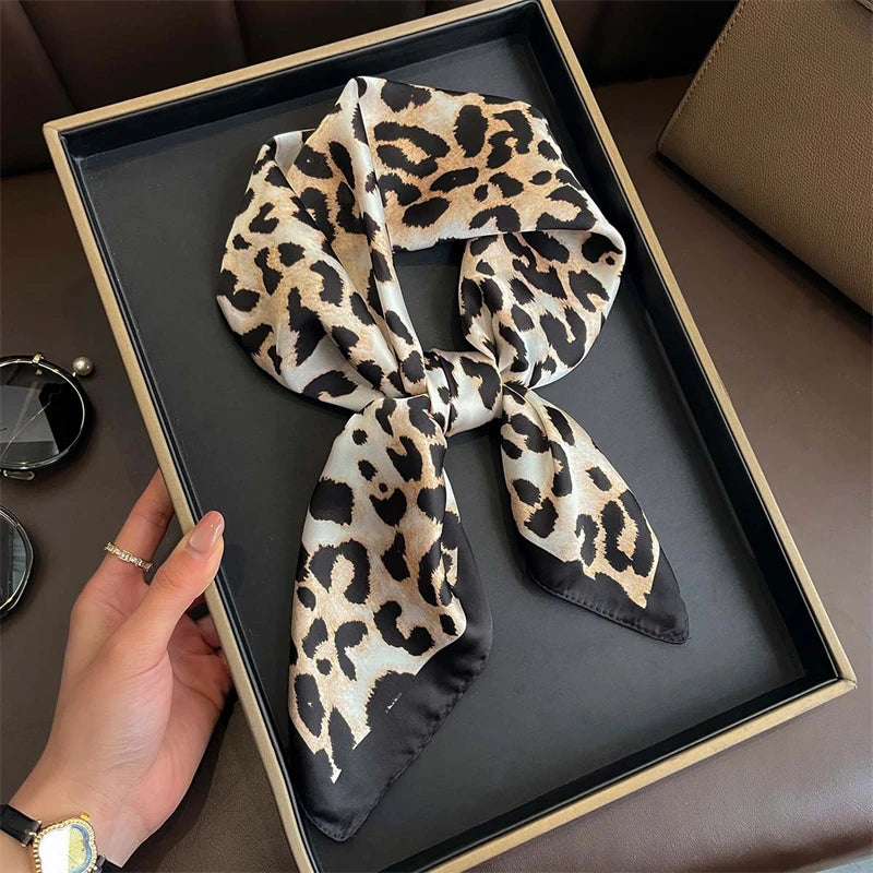 Pañuelo Leopardo Beige y Negro, presentado con luz suave y estilo cuidado con acabado cuidado