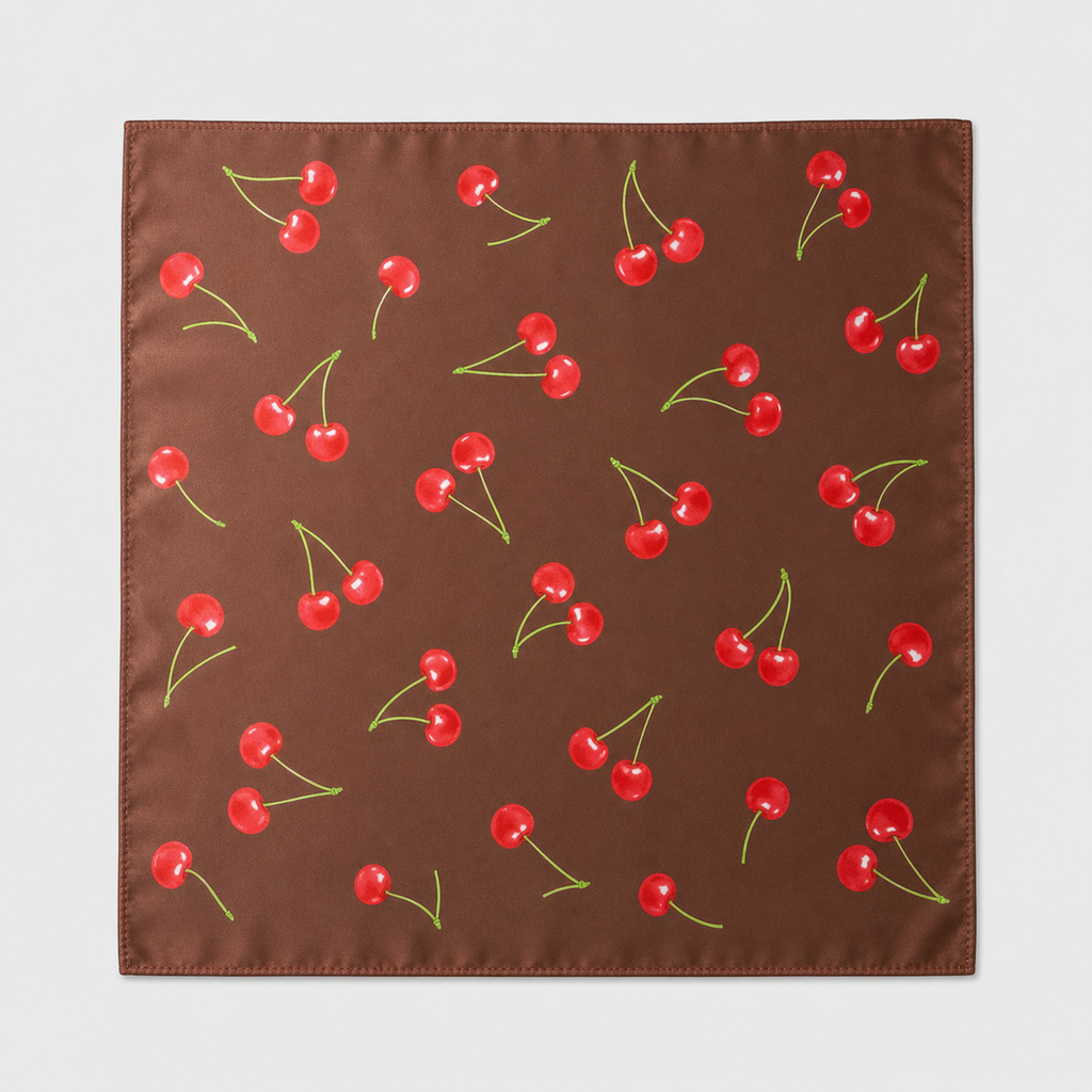 Pañuelo Marrón con Cerezas Rojas, extendido para apreciar su diseño y acabado para un look femenino elegante