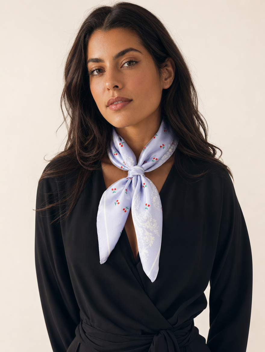 Pañuelo Morado con Cerezas y Motivos Paisley, llevado al cuello con estilo elegante