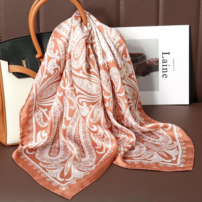 Pañuelo Naranja con Estampado Paisley, llevado para un look cuidado y elegante para un look femenino elegante