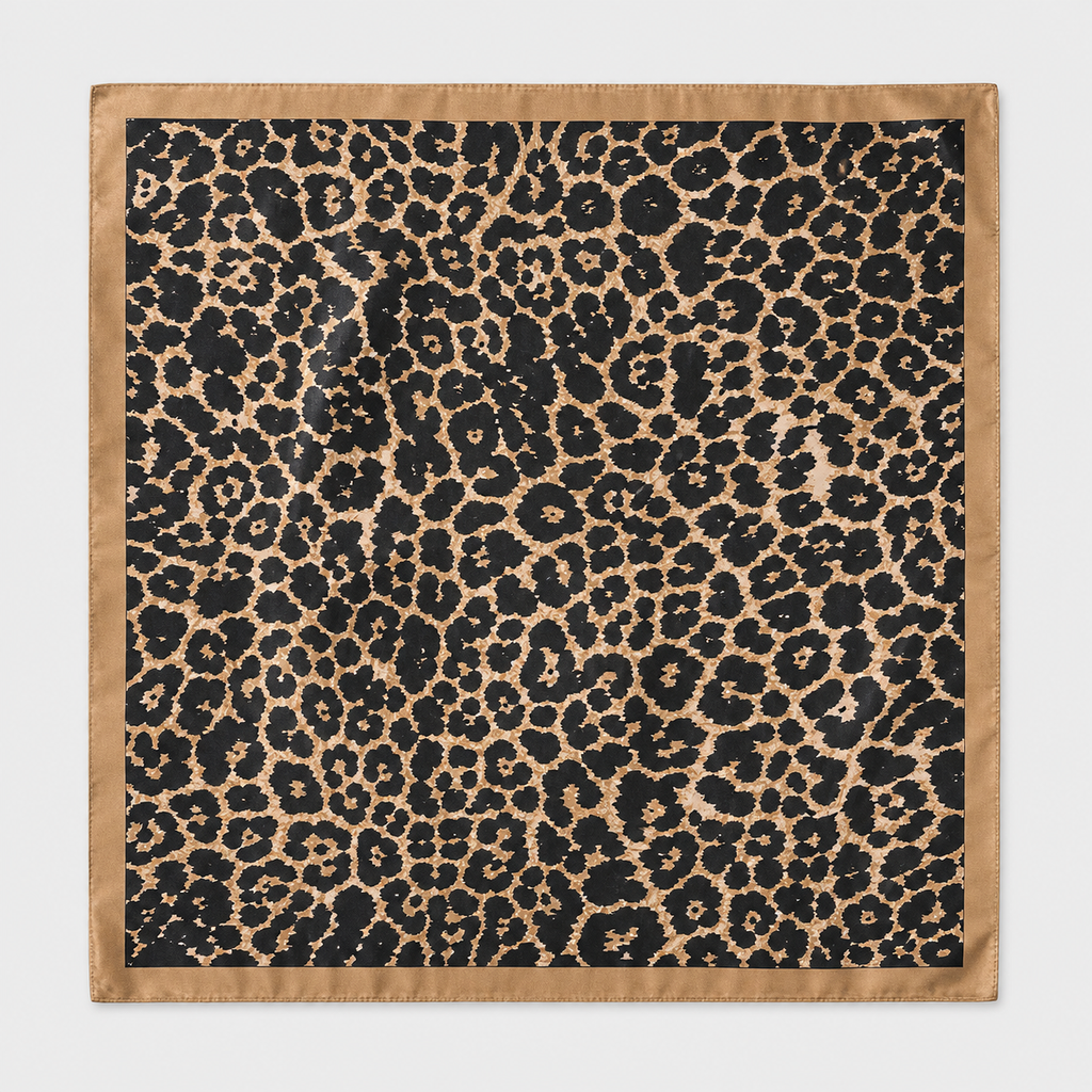 Pañuelo Negro con Estampado Animal, extendido para apreciar su diseño y acabado con acabado suave y sofisticado