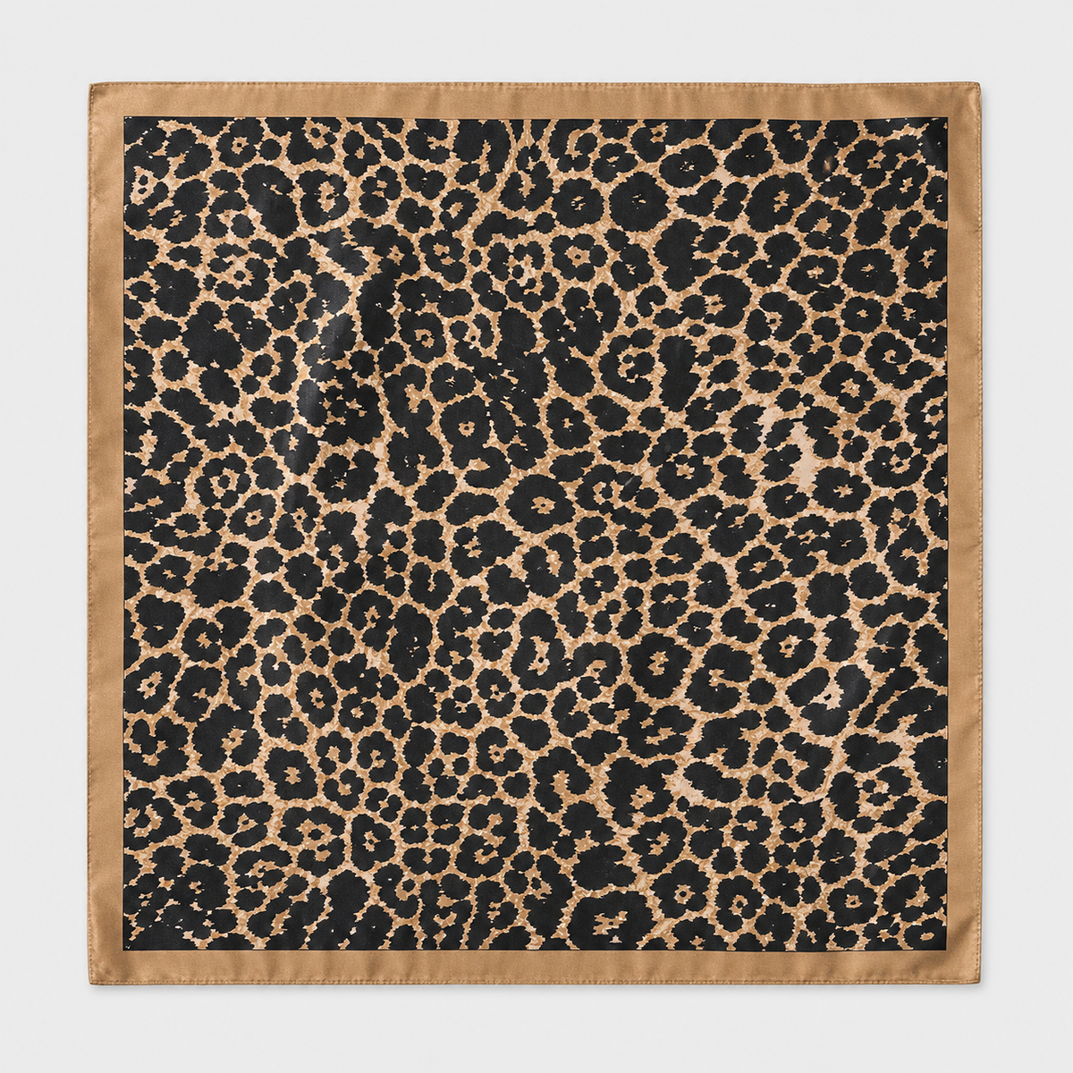 Pañuelo Negro con Estampado Animal, extendido para apreciar su diseño y acabado con acabado suave y sofisticado