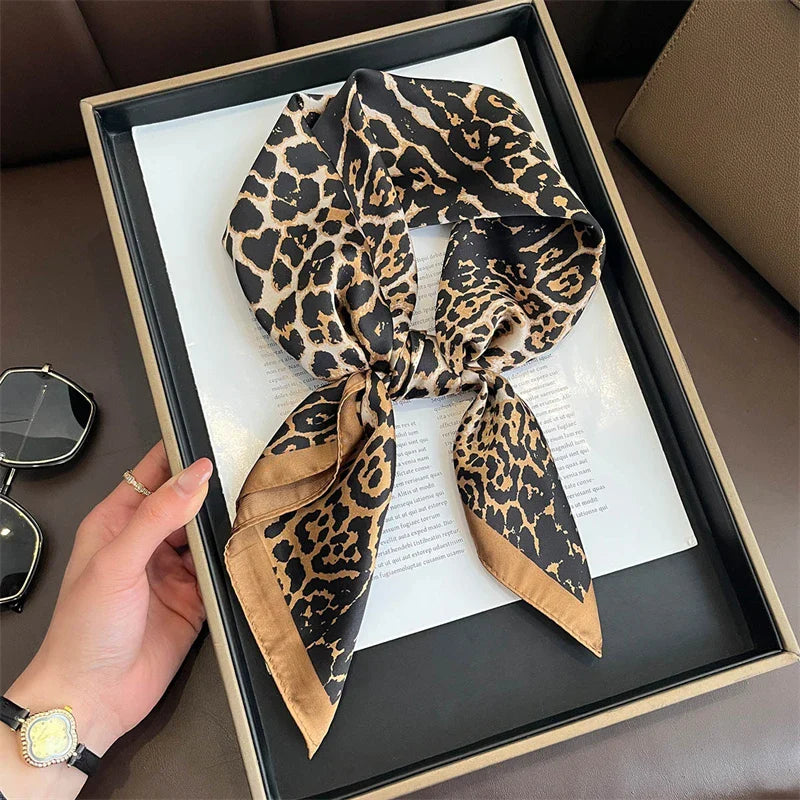 Pañuelo Negro con Estampado Animal, presentado con luz suave y estilo cuidado con estilo natural y refinado