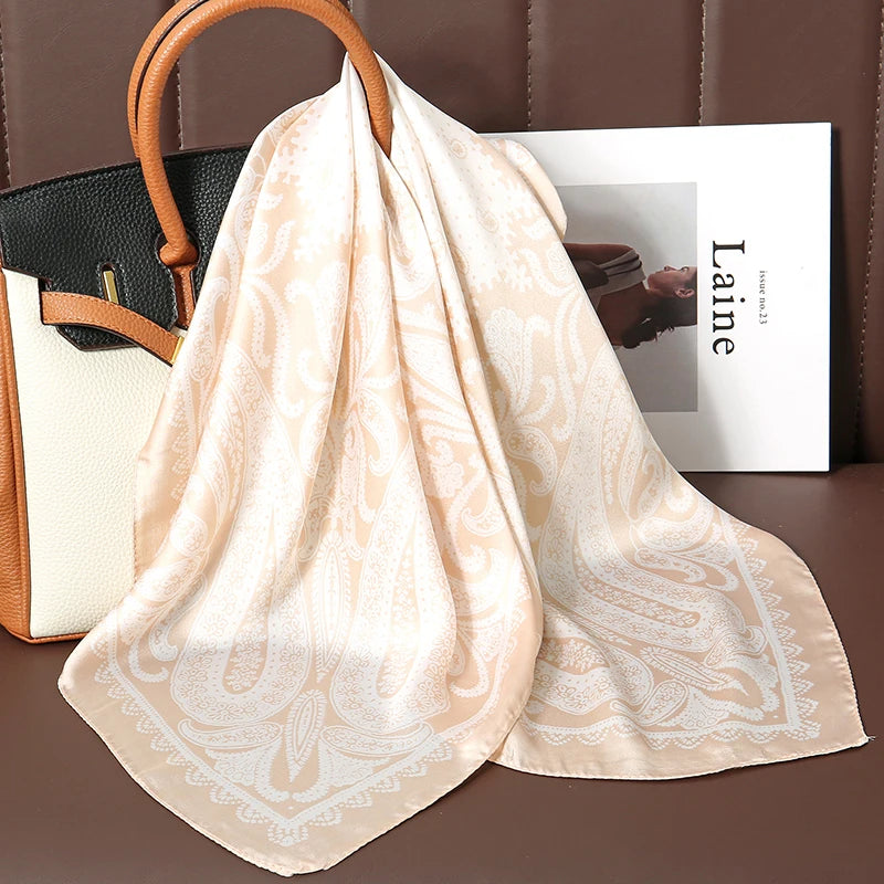 Pañuelo Paisley Beige, presentado con luz suave y estilo cuidado con acabado cuidado