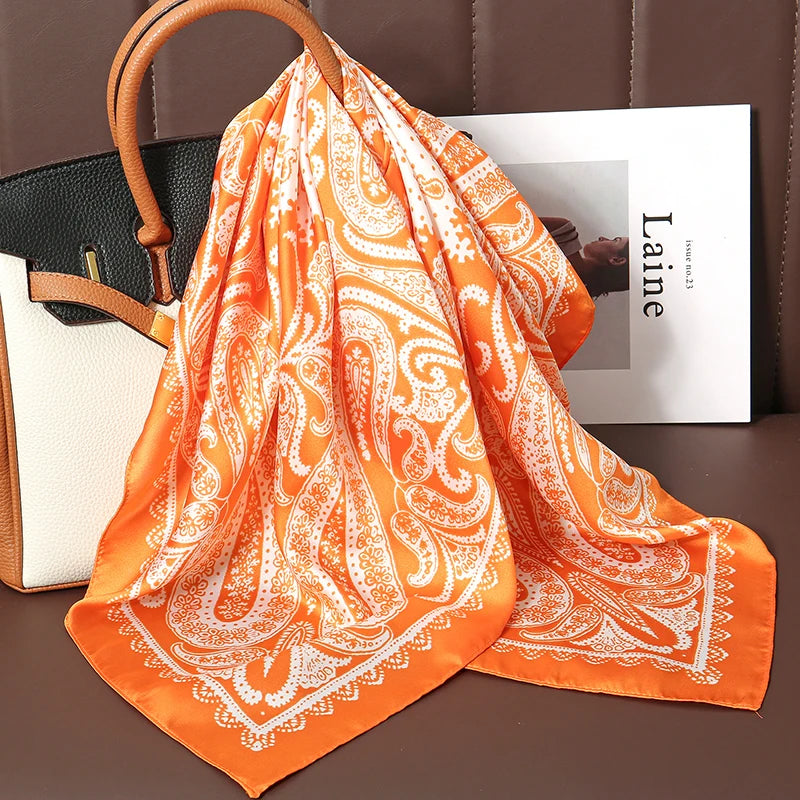 Pañuelo Paisley Naranja y Blanco, presentado con luz suave y estilo cuidado con acabado cuidado