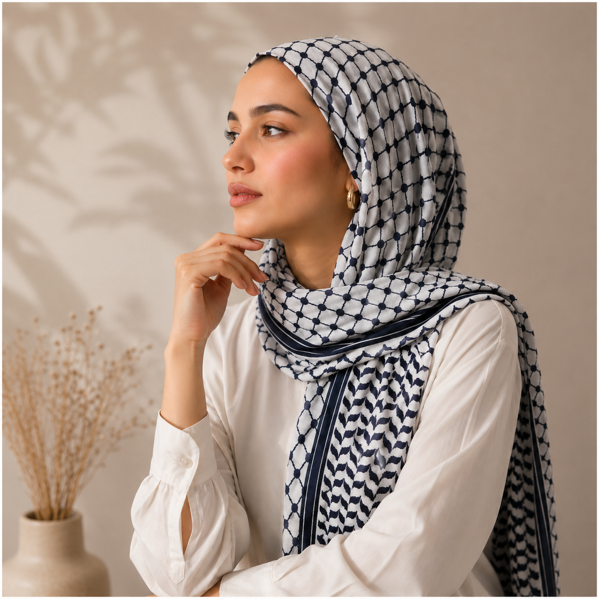 Pañuelo Palestino Negro, llevado para un look cuidado y elegante para un look femenino elegante