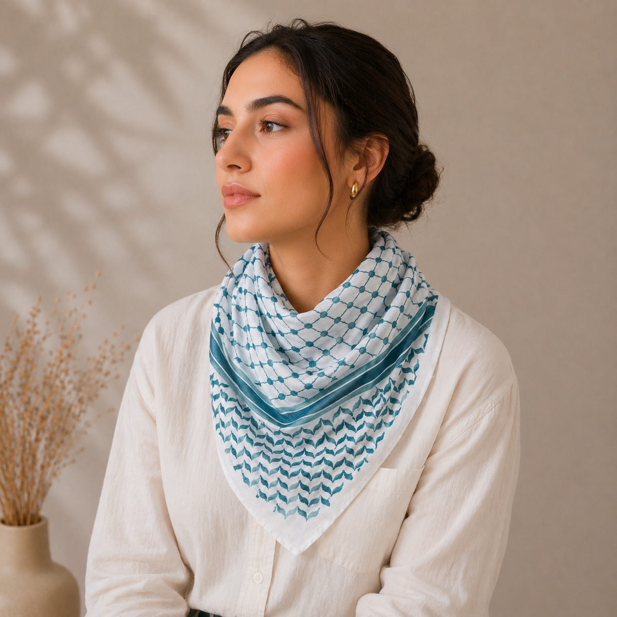 Pañuelo Palestino Turquesa, presentado con luz suave y estilo cuidado con acabado cuidado