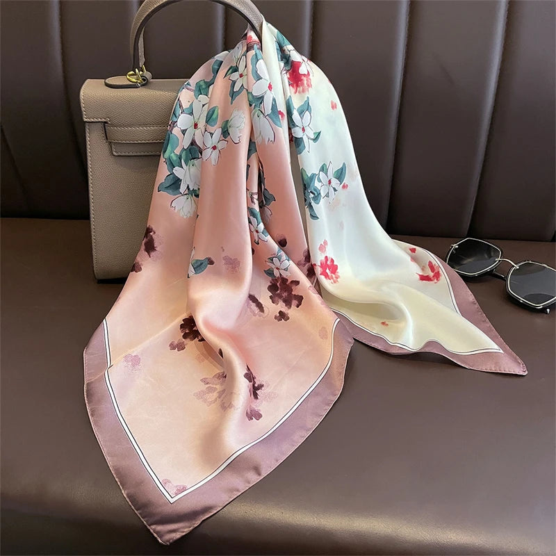 Pañuelo Rosa con Flores Románticas, presentado con luz suave y estilo cuidado con estilo natural y refinado
